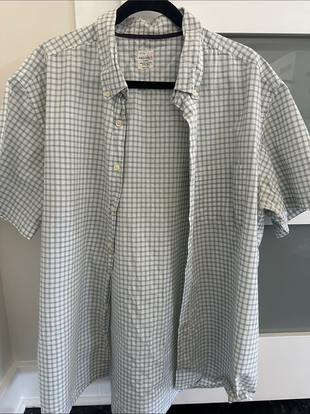 Old Navy Men's Short-Sleeve Button-Down Shirt in Light Gray and White Check